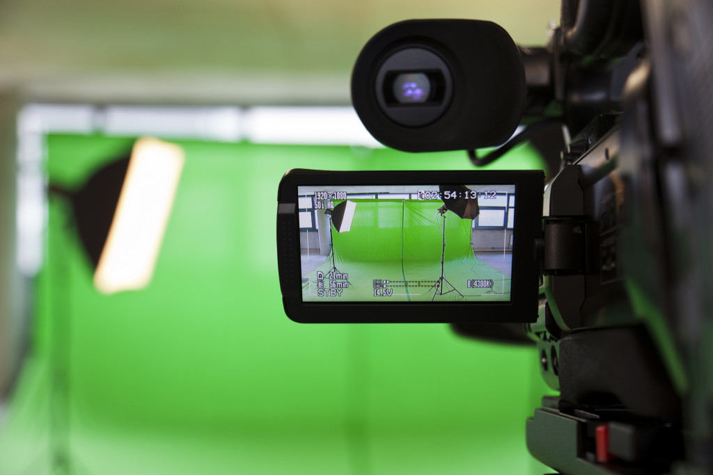 Camera facing a green screen